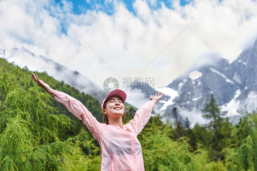 运动女生拥抱大自然图片