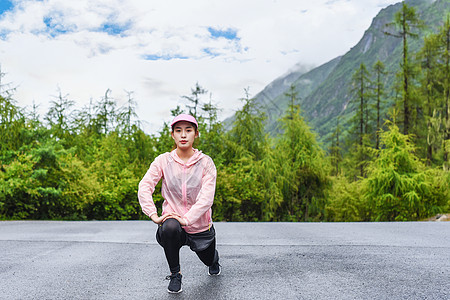 女生户外运动拉伸准备活动图片