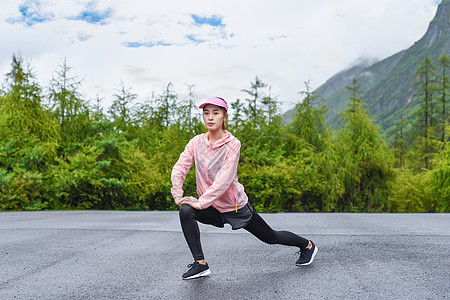 女生户外运动拉伸高清图片