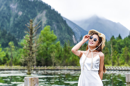 带墨镜的美女带草帽墨镜旅行的女生背景