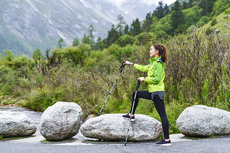 登山攀登的女生图片