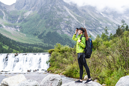 登山远望背包徒步眺望的女生背景