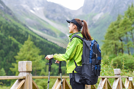 登山LOGO户外登山杖运动的女生背景