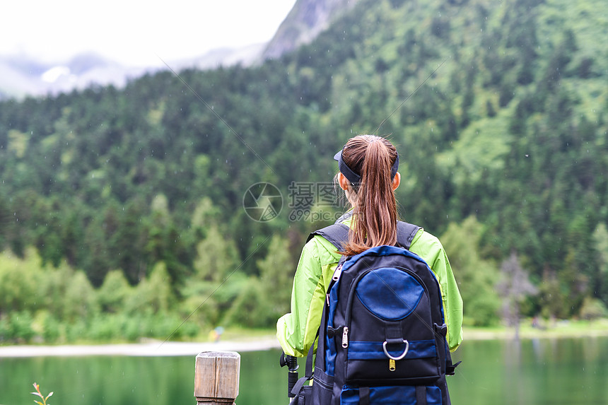 登山女生的背景图片