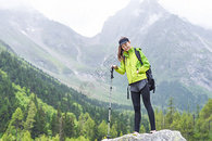 户外登山的女生图片