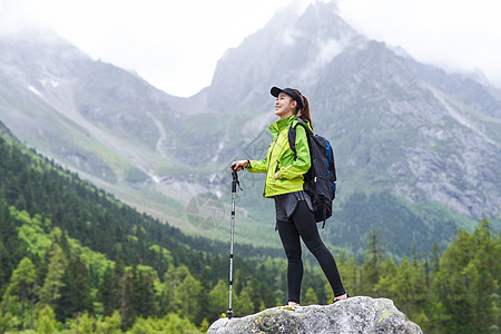 户外登山杖运动的女生高清图片