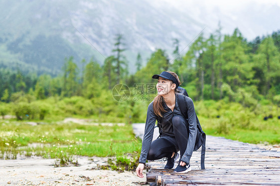 旅途中劳累歇脚的女生图片