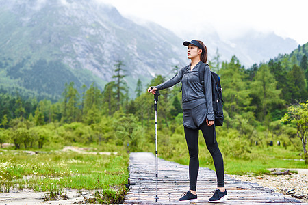 户外登山杖运动的女生图片