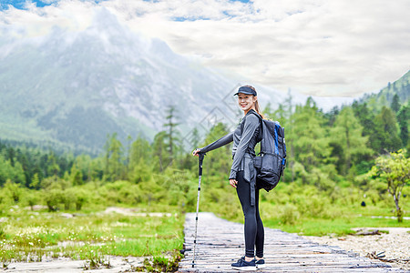 户外登山杖运动的女生图片