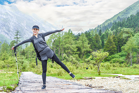 户外登山杖运动的女生图片