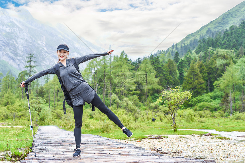 户外登山杖运动的女生图片