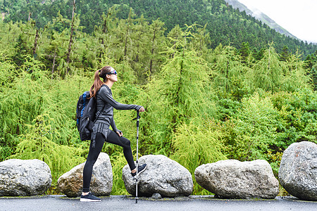 户外登山杖运动的女生高清图片