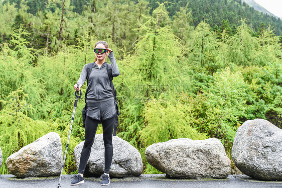 带护目镜登山的女生图片