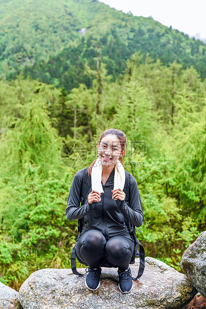 蹲着休息的运动女生图片