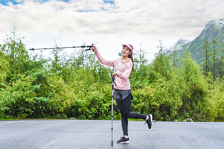 户外登山杖运动的女生图片