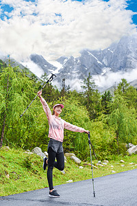 户外登山杖运动的女生图片