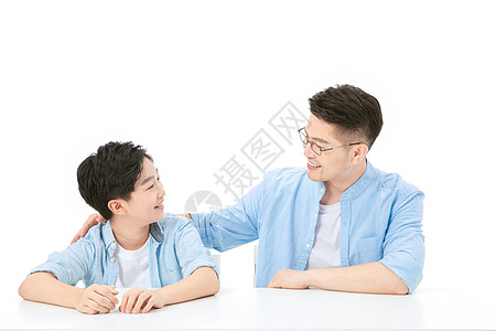 中年父子交谈背景