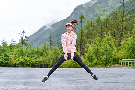 运动跳跃的女生图片