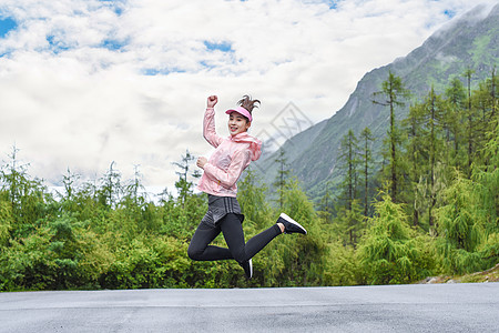 一群女生运动跳跃的女生背景