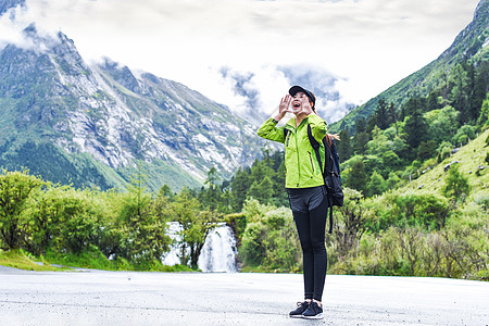 登山顶呼喊的女生图片素材