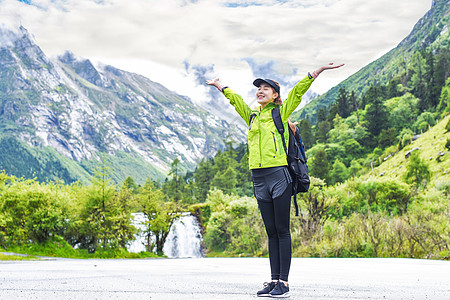 远行登山的女生图片