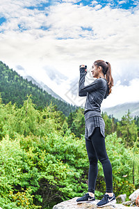 望眼镜看风景的女生背景图片