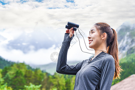 望眼镜看风景的女生图片