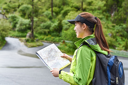 旅游路线徒步看地图的女生背景