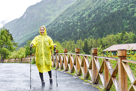 徒步穿雨衣的女生高清图片