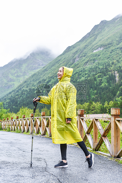 徒步穿雨衣的女生图片