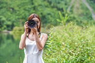 美女旅行相机拍照图片