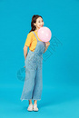 活力时尚少女手持气球图片