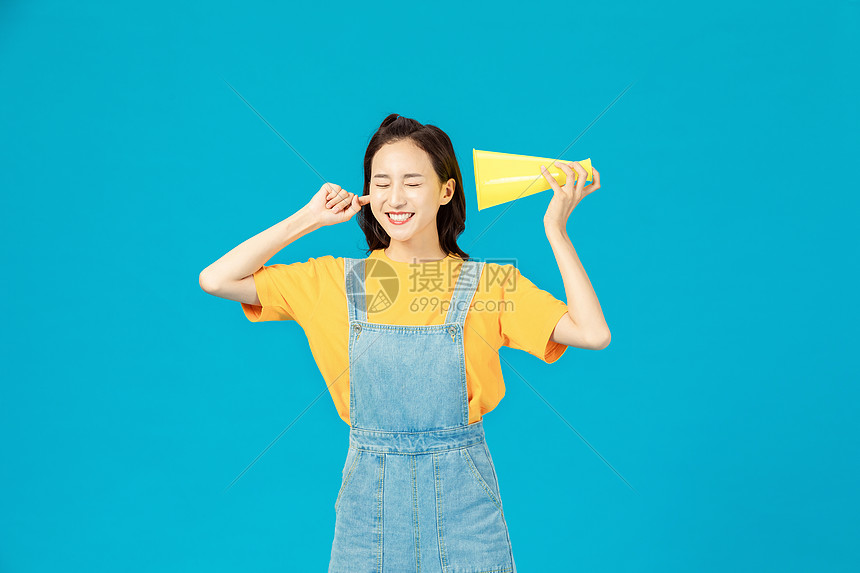 活力女性少女听喇叭图片