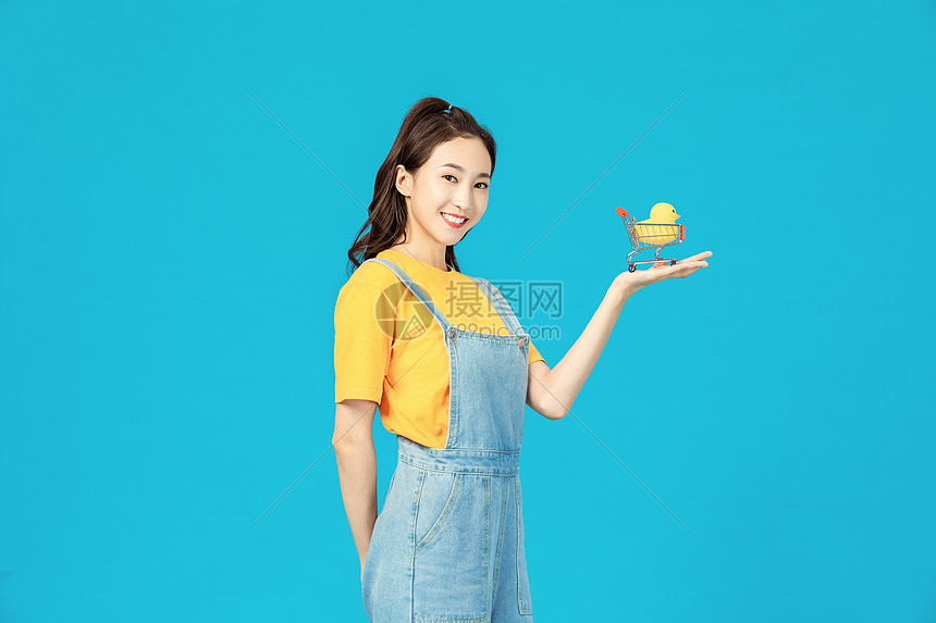 活力女性少女拿着小黄鸭图片