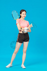 打羽毛球的女孩年轻女孩拿着羽毛球拍背景