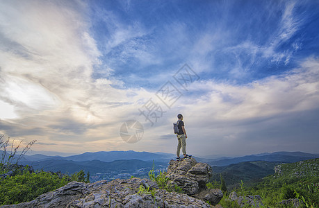 人物男性登山背影高清图片