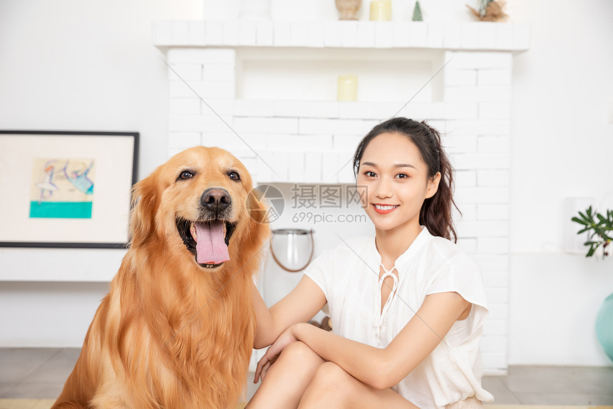 年轻美女和金毛犬快乐相伴图片