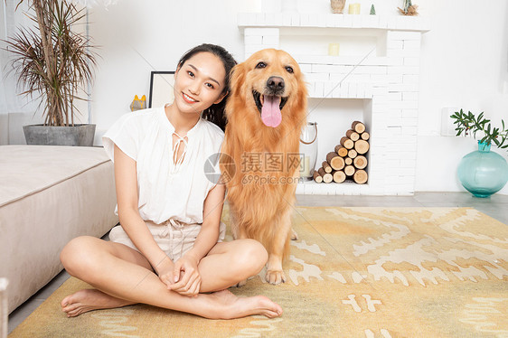 年轻美女和金毛犬快乐相伴图片