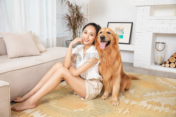 年轻美女和金毛犬快乐相伴图片