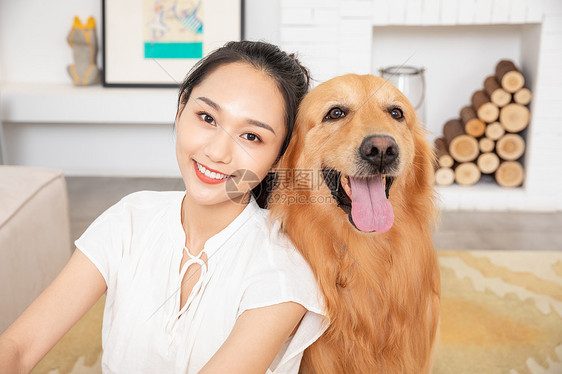 年轻美女和金毛犬快乐相伴图片