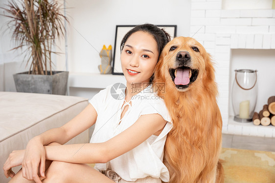 年轻美女和金毛犬快乐相伴图片