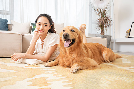 年轻美女和金毛犬快乐相伴图片