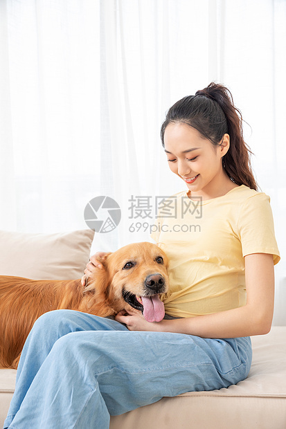 孕妇和宠物金毛犬相伴图片