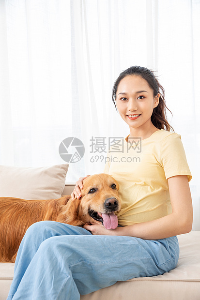 孕妇和宠物金毛犬相伴图片