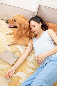 孕妇躺在宠物狗身上睡觉图片