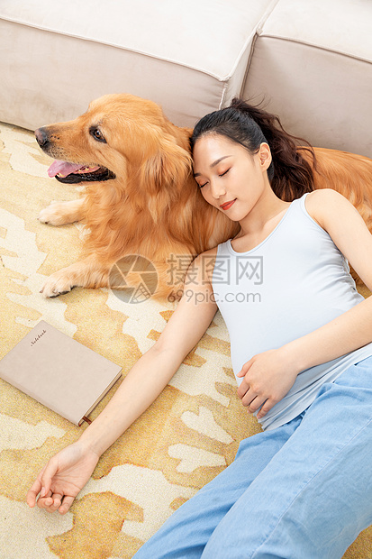 孕妇躺在宠物狗身上睡觉图片