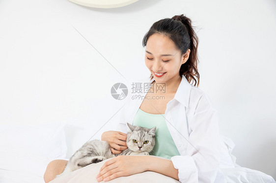 美女抱着宠物猫图片