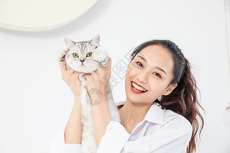 人抱猫美女抱着宠物猫背景