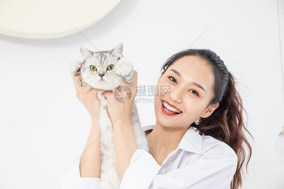 美女抱着宠物猫图片