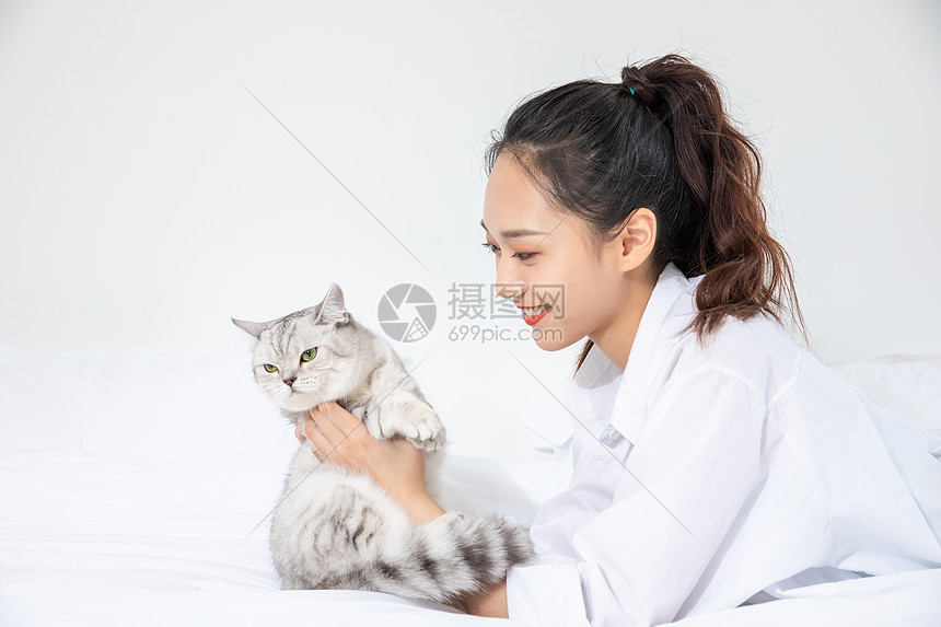 美女和宠物猫相伴图片